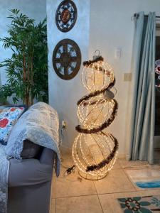 Postel nebo postele na pokoji v ubytování cozy & spacious condo 10min walk to beach