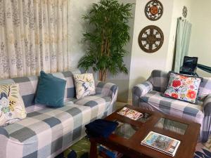 Posezení v ubytování cozy & spacious condo 10min walk to beach