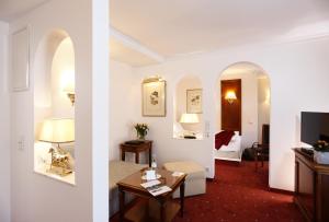 TV a/nebo společenská místnost v ubytování Romantik Hotel Gebhards