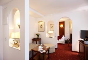 2 Zimmer mit Blick auf ein Hotelzimmer und einem Wohnzimmer in der Unterkunft Romantik Hotel Gebhards in Göttingen