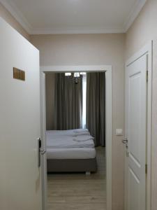 een slaapkamer met een bed en een deur met een spiegel bij Hotel MEDITERRANEO in Ybbs an der Donau