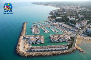 widok z lotu ptaka na marinę z łodziami na wodzie w obiekcie Apartamentos Poblado Marinero Casa Azahar w mieście Alcossebre
