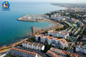 z powietrza widok na plażę i budynki w obiekcie Apartamentos Poblado Marinero Casa Azahar w mieście Alcossebre