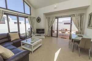 una sala de estar con un sofá y una mesa en Casa Angelita Y Pablo, en Playa Blanca