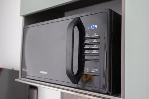 a microwave oven sitting on top of a stove at Marina Studios in Cospicua