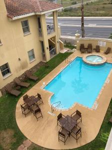 Bazén v ubytování cozy & spacious condo 10min walk to beach nebo v jeho okolí