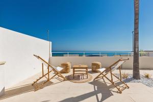 un patio con tavolo, sedie e vista sull'oceano di Palma Residence Salento a San Foca
