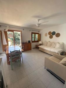 een woonkamer met een bed en een tafel bij Ses Alzines Apartamento integrado en Casa Rural Habitada in Llucmajor