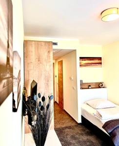 um pequeno quarto com uma cama e um quarto em LikeDaheim Apartments em Rosbach vor der Höhe