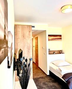 Habitación pequeña con 1 cama y 1 dormitorio en LikeDaheim Apartments, en Rosbach vor der Höhe