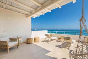 patio con sedie e vista sull'oceano di Palma Residence Salento a San Foca
