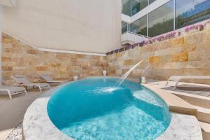 una piscina con fontana in un edificio di Palma Residence Salento a San Foca