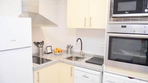 Una cocina o zona de cocina en Apartamentos Romana Playa 203