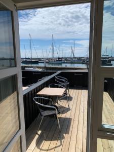 - Balcón con mesa y sillas y vistas al puerto deportivo en Pakhuset Anholt en Anholt