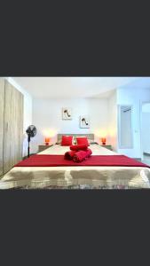 una camera da letto con un grande letto con cuscini rossi di Apartamentos Harizan ad Agaete