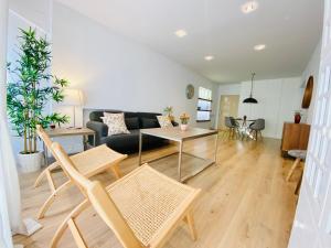 格拉納達的住宿－Apto de diseño centro parking calefacción aire wifi，客厅配有沙发和桌子