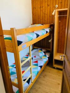 Palanda nebo palandy na pokoji v ubytování -30 réduction sur location skis et matériel ! Appartement 2 Alpes coeur station