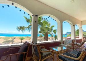 Cette chambre comprend des chaises et offre une vue sur l'océan. dans l'établissement Porto Santo Destination, à Porto Santo