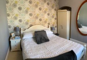 um quarto com uma cama com uma almofada em Park View em Chester