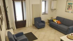 A seating area at Lo Scoiattolo
