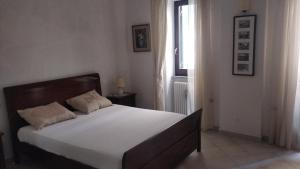 A bed or beds in a room at Lo Scoiattolo