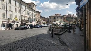 Una mujer caminando por una calle en una ciudad en Agriturismo Lo Scoiattolo en Ronciglione