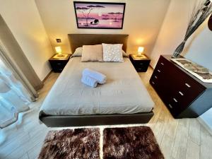 1 dormitorio con 1 cama grande y 2 mesitas de noche en La Regina en Vigevano