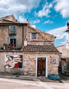 un viejo edificio de piedra con una pintura. en Casa Masini, en Fonni