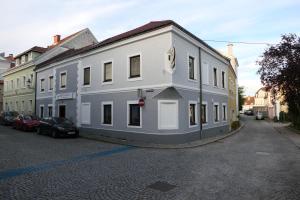 un gran edificio blanco al lado de una calle en Hotel MEDITERRANEO, en Ybbs an der Donau