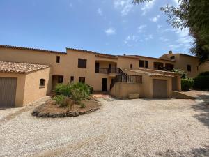 una casa con una entrada delante de ella en Appartement de vacances au calme absolu, vue mer. en Saint-Aygulf