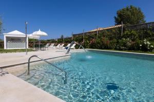 een zwembad met een glijbaan in het water bij Villa Solatia in Massa Lubrense