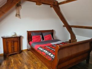 AlvignacLongère près de Rocamadour et Padirac的一张床上的红色枕头 更多10张照片