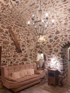 sala de estar con sofá y pared de piedra en Lithokastro, en Líthion