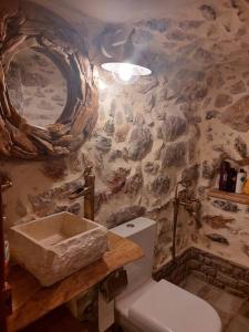 Baño de piedra con lavabo y aseo en Lithokastro, en Líthion