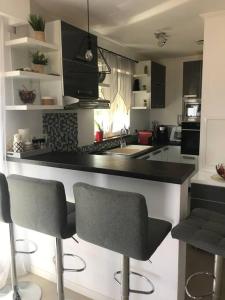 Kuchyňa alebo kuchynka v ubytovaní maison cosy climatisée avec piscine et jardin