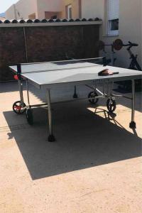 Stolný tenis v ubytovaní maison cosy climatisée avec piscine et jardin alebo v jeho okolí
