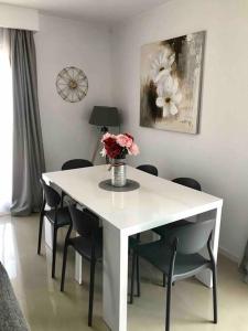Posedenie v ubytovaní maison cosy climatisée avec piscine et jardin