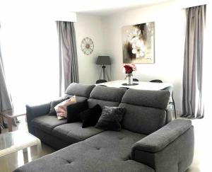 Posedenie v ubytovaní maison cosy climatisée avec piscine et jardin