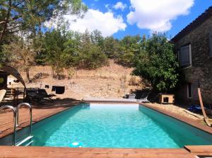 - une piscine dans l'arrière-cour d'une maison dans l'établissement Le Wigwam du Fassac, à Saint-Julien-du-Puy