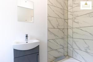 Koupelna v ubytování Contractors 3 Bed 2Bath House Free Off Street Parking for 2 Cars WiFi Stevenage Self Catering Sleeps 5 Guests By White Orchid Property Relocation + 41 fotografií