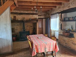 AlvignacLongère près de Rocamadour et Padirac的带桌子和壁炉的餐厅