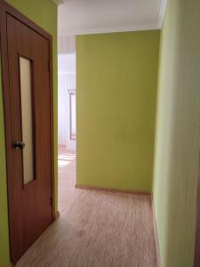 an empty room with green walls and a door at Стандарт апартаменты ул.Урицкого 74 in Pavlodar