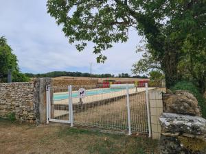 Longère près de Rocamadour et Padirac内部或周边的泳池