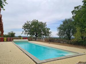 una gran piscina azul en un patio en Longère près de Rocamadour et Padirac, en Alvignac