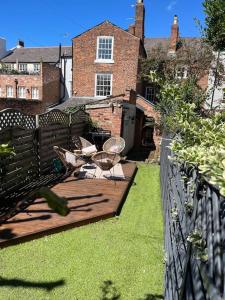 een achtertuin met een hek en een tafel en stoelen bij 18th Century Townhouse in Chester city centre in Chester