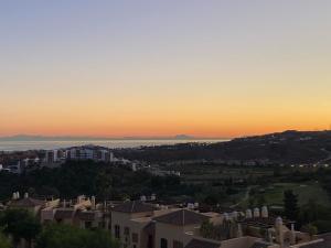 - une vue sur la ville au coucher du soleil dans l'établissement Huge Rooftop Solarium With See View - 3 rooms, à Benahavís