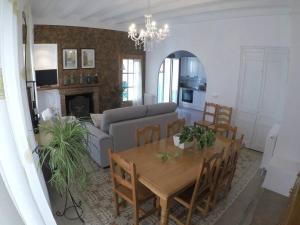 uma sala de estar com uma mesa e um sofá em Cal Magí em Sant Martí de Maldá