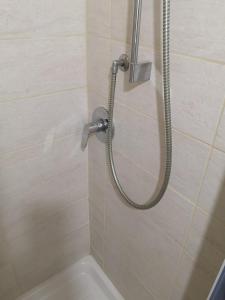 La salle de bains est pourvue d'une douche avec un tuyau. dans l'établissement Casa Marconi, à Aragona