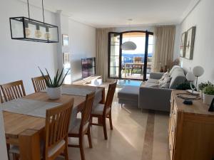 una cucina e un soggiorno con tavolo e divano di Huge Rooftop Solarium With See View - 3 rooms a Benahavís