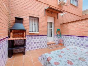 een bakstenen gebouw met een fornuis en een tapijt op een patio bij Casa Rosales Toledo a 10 minutos de Puy du Fou in Polán